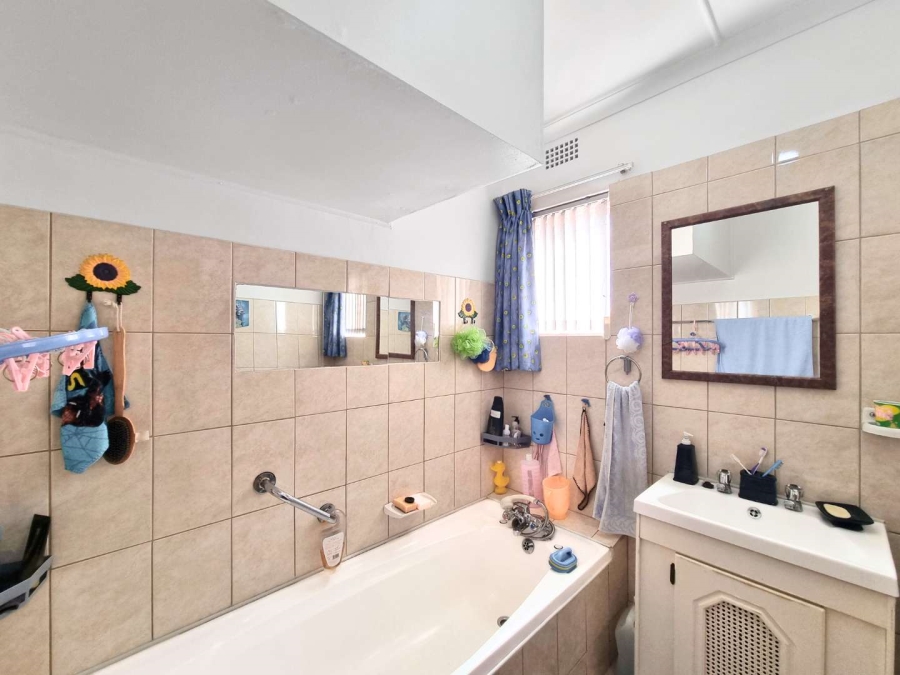 3 Bedroom Property for Sale in Sandbaai Western Cape